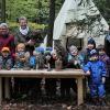 Marion Damm (mit Waldkauz im Arm) zeigt den Kindern im Ebensfelder Waldkindergarten zusammen mit Erzieherinnen Josefine Hornung (li.) und Renate Nüßlein (re.) ihre mitgebrachten Präparate. FOTO: Christa Schröder