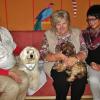 Lore Oppel (2. v. re.) hat den drei Monate alten Hugo sofort ins Herz geschlossen. Zusammen mit der fünfjährigen Sandy und Hundeführerin Gabriele Vogt-Handke (li.) vom Verein „Therapiehunde Franken“ wird er künftig regelmäßig die Bewohner des Friedrich-Baur-Seniorenzentrums in Altenkunstadt besuchen. Darüber freut sich auch Einrichtungsleiterin Gabriele Händel (re.). FOTO: Bernd Kleinert