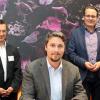 Der Netzwerkbeauftragte Bastian Döbert (Mitte) unterzeichnet für die Akkumulatorenfabrik Moll GmbH & Co. KG die Zielvereinbarung, zusammen mit Martin Bauer (l.), Finanzdirektor Rosenthal, Selbs Oberbürgermeister Ulrich Pötzsch (re.) und Peter Basche und Jörg Meier (stehend v. li.) von den Netzwerkträgern Bayernwerk und E.ON.