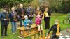Zwei hölzerne Sitztruhen zum Ausruhen der Spieler und Aufbewahren der Figuren hat der Gartenbauverein Burkheim für die Straßen-Schachanlage am Spielplatz angeschafft. Mit den Kindern freuen sich (v. li.) Schreinermeister Lorenz Fischer, Schatzmeisterin Beate Schreck, Ehrenmitglied Hans Ahles, Ehrenvorsitzender Gottwald Siebert, Vorsitzende Walburga Kraus sowie Sabine Kleber von der Raiffeisenbank Obermain Nord. FOTO: Bernd Kleinert