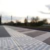 Bei erneuerten Bahnhöfen oder manchen Straßenneubauten bieten Blindenleitsysteme Betroffenen taktile Orientierung.