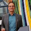 Kreide und Laptop hält der neue Rektor Peter Gerhardt vor der Viktor-von-Scheffel-Realschule in den Händen, symbolisch sozusagen, contra Schwarz-Weiß-Denken. An Bewährtem wird festgehalten, sich neuen Ideen verschließen will sich die Bildungseinrichtung freilich auch nicht.