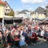 Nach dem verregneten Korbmarkt im letzten Jahr fiel die Bilanz für die diesjährige Großveranstaltung geradezu euphorisch aus. Im Bild die Zuschauer bei der offiziellen Eröffnung mit dem König von Franken (Mäc Härder).