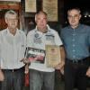 Seit 30 Jahren hält Norbert Kodisch (Mitte) dem FCN Fanclub die Treue. Vorsitzender Ludwig Citron (li.) und Bürgermeister Robert Hümmer dankten für die Verbundenheit und überreichten  Ehrenurkunde und Geschenk.