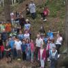 Im Umfeld des Schifferbrunnens fühlten sich die Schulkinder mit ihren Lehrerinnen sehr wohl, entdeckten die Besonderheiten des Waldes und erfuhren viel Wissenswertes über das Lebenselixier Wasser von Rohrnetzmeister Christian Lotz (3.v. li.) von den Stadtwerken und Anton Reinhardt vom Bund Naturschutz (3.v. re.).
