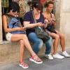 Handy-Manie: Handys, Handys über alles! Früher saßen Frauen zusammen um sich miteinander zu unterhalten. Heute kommuniziert man im world-wide-web. Das Foto wäre durchaus geeignet um unter dem Thema Streetfotografie am Blende-Wettbewerb 2017 teilzunehmen.