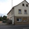 Das Anwesen Theodor-Heuß-Straße 15 wird abgerissen. Die freiwerdende Fläche wird vorübergehend als Mitarbeiterparkplatz für die Raiffeisenbank Obermain Nord genutzt, die ihre Hauptstelle in Altenkunstadt erweitern wird. Anschließend soll der Bereich einer baulichen Nutzung zugeführt werden.