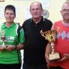 Bei der  Siegerehrung auf der Kegelbahn (v. l.) stellten sich Einzelsieger Peter Zapf (Burgkunstadt) mit Sohn Jonas, Einzelsiegerin Kerstin Siegfried (KSC 08 Ilmenau), der Gäste-Koordinator Jürgen Grampp sowie die Baur-Organisatoren Werner Lutter (mit Wanderpokal) und Reiner Schöbel zum Gruppenfoto.