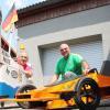 Jochen Partheymüller (li) und Michael Schmölzing sorgen dafür, dass das Seifenkistenrennen in Marktgraitz alljährlich ein Spektakel ist.FOTOS: Roger Martin