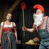 Der Gartenzwerg (Jan Burdinski) wird gegenüber Adele (Ingrit Gabriel) handgreiflich.FOTO: Andreas Welz