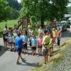 Im vergangenen Jahr wurde erstmals ein Hobby-Schnupperlauf durchgeführt. Auch heuer findet dieser Lauf wieder statt. Hier  erklärt SV-Abteilungsleiter Gerhard Wunder (im Vordergrund)  vor dem Start Näheres zur  Strecke, die absolviert werden muss. Foto: Hans Franz
