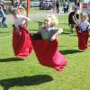 Und ab geht die Post: Fliegende Kids beim Sackhüpfen. FOTOS: Roland Dietz