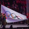 Die Olympische Flagge wird bei der Schlussfeier im Olympiastadion eingeholt.