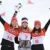 Selina Jörg (l, Silber) jubelt mit Siegerin Ester Ledecka (M) aus Tschechien und Ramona Theresia Hofmeister (Bronze).