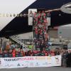 26.02.2018, Hessen, Frankfurt am Main: Athleten stehen nach der Landung der Lufthansa-Maschine LH713 mit mehr als 150 Sportlern, Trainern und Funktionären an Bord mit einem Transparent mit der Aufschrift "Team Deutschland kommt an" auf dem Rollfeld.
