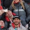 Spieler der Eishockey-Nationalmannschaft fotografieren Selfies auf der Gangway nach der Landung in Frankfurt. Foto: Boris Roessler