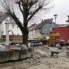 Der alte Dorfbrunnen hat ausgedient, der neue wird seinen Standort etwas bachaufwärts Richtung roter Baucontainer bekommen.