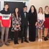 Viel Beifall erhielten die Schülerinnen und Schüler der 9. Jahrgangsklasse der Montessorischule Mitwitz, hier zusammen mit Lehrer Michael Kolb ( links ) bei der Präsentation ihrer Arbeiten im Rahmen der Großen Montessori-Arbeit 2018.