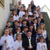 Die Erstkommunionkinder aus Bad Staffelstein mit  Pfarrer Hans Hübner und Schwester Katharina Horn.