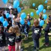 Mit einem Luftballonwettbewerb startete die Feier zum Jubiläum des Arnsteiner Kindergartens.