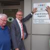 „Mit ihrem Engagement setzt die Augenarztpraxis Seilnacht Zeichen“, betonte Landrat Christian Meißner, als er gemeinsam mit dem Behindertenbeauftragten des Landkreises, Manfred Robisch, das Signet „Bayern barrierefrei“ übergab. Sie ist die erste, die diese Auszeichnung im Landkreis erhielt. Insgesamt sei es das 20. Mal, dass das Zertifikat an eine Einrichtung beziehungsweise Unternehmen im Landkreis vergeben wurde, ließ Meißner wissen. Das Signet wird für konkrete Beiträge zur Barrierefreiheit verliehen und solche hat Augenarzt Jürgen Seilnacht mit seinem Team umgesetzt, damit seine Patienten eine barrierefreie Praxis nutzen können. Informationen zum Signet gibt Robisch, unter E-Mail: manfred.robisch@landkreis-lichtenfels.de.