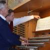 Frank Herdegen mit Registrator Maximilian Schmidt an der Rieger-Orgel in der Basilika Vierzehnheiligen.