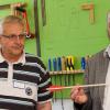 Im Rahmen der Klinikführung von Volker Schienagel (re.) berichtete Schreinermeister Hans Siegmeth aus seiner Tätigkeit im Bereich Arbeitstherapie.