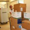 Die Umzugskartons sind gepackt: Schrittweise wird das Inventar des Lichtenfelser Klinikums bis 21. Juli in den Neubau transportiert. Ina Hopf von der Hausverwaltung und Erwin Hauke vom Zentrallager bei den Arbeiten.