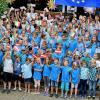 Die Mädchen und Buben der Grundschule begrüßten die Eltern, Angehörigen und Gäste mit bunten Fähnchen und in ihren neuen Schul-T-Shirts.