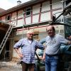 Teamarbeit: Die letzten beiden Gebäude der Horsdorfer Fuchsenmühle sanieren Besitzer Fritz Müller (re.) und Architekt Johannes Höh.