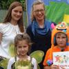Mit dem „Caruso“ wurde der Modschiedler Kindergarten ausgezeichnet. Die Urkunde überreichte  Lisa Stenglein (re.) vom Deutschen Chorverband an Leiterin Christiane Herold (li.) sowie die Umweltfee und den Umweltschreck.