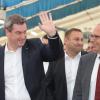 Ministerpräsident Markus Söder beim Einzug ins Festzelt des SC Jura Arnstein. Mit ihm Landtagsabgeordneter Jürgen Baumgärtner (Mi.) sowie Landrat und CSU-Kreisvorsitzender Christian Meißner (re.).