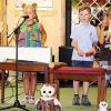 Die Kinder der musikalischen Früherziehung mit  viel Spielfreude und Musikschulleiterin Larissa Eggloff.