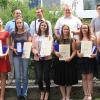 Die Jahrgangsbesten der Staatlichen Berufsschule Lichtenfels mit ihren Berufsfachschulen wurden mit Preisen von Regierung, Landkreis und Förderverein ausgezeichnet. Mit im Bild sind (v. li.) Schulleiter Hans-Jürgen Lichy, der stellvertretende Landrat Helmut Fischer und der Vorsitzende des Fördervereins Roland Vogel.