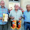 Die erfolgreichen Rassegeflügelzüchter: (v.li.) Andreas Scheumann von der Zuchtgemeinschaft Scheumann und Paul Scheumann konnten im Rahmen der Sommertagung des Kreisverbandes Lichtenfels geehrt werden; (re.) Zuchtwart Wolfgang Lex.