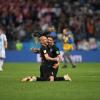 Nach dem 3:0-Sieg über Argentinien liegen sich die Kroaten Domagoj Vida (M,l) und Sime Vrsaljko (M,r) in den Armen.