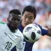 Senegals M'Baye Niang aus Senegal (l) kämpft mit Gen Shoji aus Japan um den Ball.