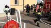 Unter schwerem Atemschutz gingen die Feuerwehreinsatzkräfte in das BRK-Seniorenwohnhaus „Adam Riese“ in der Lichtenfelser Straße.