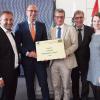 Überreichung des Qualitätssiegels „Bildungsregion in Bayern“: (v. li.) Landtagsabgeordneter Jürgen Baumgärtner, Landrat Christian Meißner, Kultusminister Bernd Sibler, Abteilungsdirektor Dr. Klemens Brosig und Bundestagsabgeordnete Emmi Zeulner.