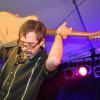 Auf dem Rücken: So spielte Mal Barclay von den „Cadillac Kings“ seine Gitarre.