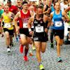 Beim Seßlacher Altstadtlauf über zehn Kilometer verpasste Uwe Bäuerlein (rotes Leibchen) das Treppchen als Vierter knapp. Beim Fränkische-Schweiz-Marathon strebt er Rang 1 in einer Sonderwertung an.