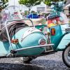 Hund Mia im Beiwagen von Michael Auers Vespa. Das Gespann wurde auf den Vespa World Days mit dem Best Of Show Award ausgezeichnet.