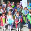 Klassenlehrerin Anja Kauper mit ihren Schülerinnen und Schülern der Klasse 1a.