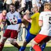 Der Großgarnstadter Sebastian Knopp kann den Ball nach innen flanken, der Staffelsteiner Lukas Wich kommt zu spät.