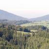 Der Große Gleichberg (li., 679 Meter) und der Kleine Gleichberg (re., 641 Meter) sind als markante Geländepunkte auch vom Staffelberg aus gut zu sehen. Am Großen Gleichberg findet sich neben einer Antennenanlage der Römhilder Basaltbruch; im Sattel zwischen beiden Bergen ist das äußerst interessante Steinburgmuseum jeder Zeit einen Besuch wert.