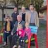 Ein Probesitzen auf der neuen Mitfahrbank in Michelau leisteten sich Bürgermeister Helmut Fischer mit seinen beiden Enkeln und Sandra Wolf vom Demographie-Kompetenzzentrum Oberfranken: (stehend, v. li.): René Biesenecker, Werner Naser und Dominik Bieringer (beide von der Werkstatt in Himmelkron).