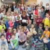 Am Dienstag wurde die langjährige Kindergartenleiterin Gertrud Hühnlein (Mi.) nach fast 42 Dienstjahren in einer kleinen Feierstunde in den Ruhestand verabschiedet. Sichtlich gerührt dankten Pfarrer im Ruhestand, Geistlicher Rat Wolfgang Scherbel als Vorsitzender des Trägervereins, Kindergartenleiterin Kathy Wendler einschließlich des gesamten Kindergartenpersonals sowie die Vertreter des Elternbeirats ihrer beliebten Kindergartenleiterin Gertrud Hühnlein.