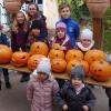 Am vergangenen Samstag trafen sich die Neuenseer Wühlmäuse, um Kürbisse für Halloween vorzubereiten. Es wurden herrlich schaurige Fratzen in die Kürbisse geschnitzt. Die Kinder gaben sich dabei richtig große Mühe. Natürlich waren auch helfende Eltern zur Stelle, um bei besonders kniffligen Stellen einzugreifen. Kürbisschnitzen ist nicht nur etwas für Kinder. Auch Erwachsene hatten hatten viel Spaß dabei, ihren eigenen Halloweenkürbis zu gestalten. Am Ende entstand ein ganzes Heer schaurig dreinblickender Halloweenkürbisse.