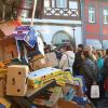 Leere Kartons, verkaufte Ware und ein letztes Publikum – auch die Marktschreier dürften mit dem Abschluss zufrieden sein.