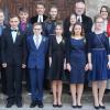 Elf Konfirmanden feierten am Palmsonntag in der Christuskirche ihren großen Tag, indem sie als mündige Christen das „Ja“ zu Gott aus der Taufe vor der Festgemeinde bestätigten. Der Gottesdienst wurde von Pfarrer Heinz Geyer (5. v. re.), Regionaljugendreferentin Judith Bär (2. v. re.) und Vikar Christian Parchent (hintere Reihe, Mi.) eindrucksvoll gestaltet.
